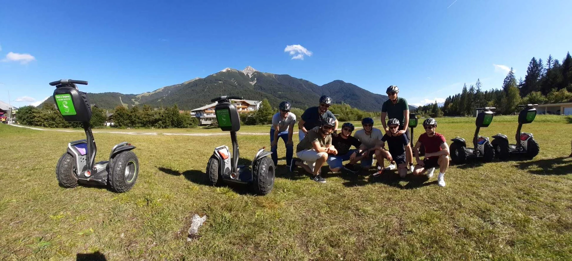 Eine Gruppe genießt ihren Segway-Ausflug