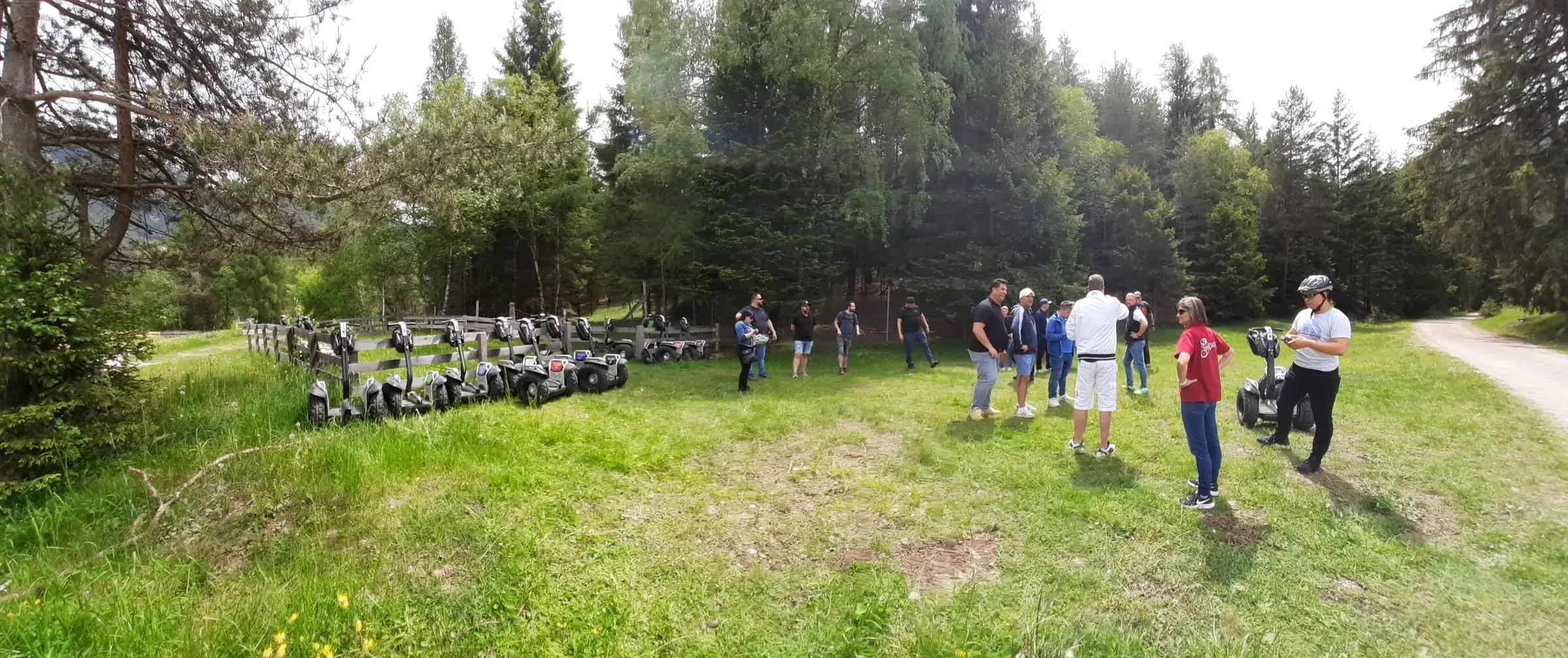 Segway-Gruppe mit Guide auf einer Waldwiese in Tirol